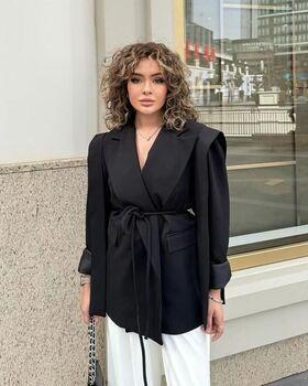 أسود