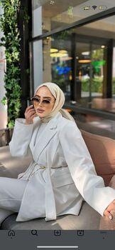 أبيض