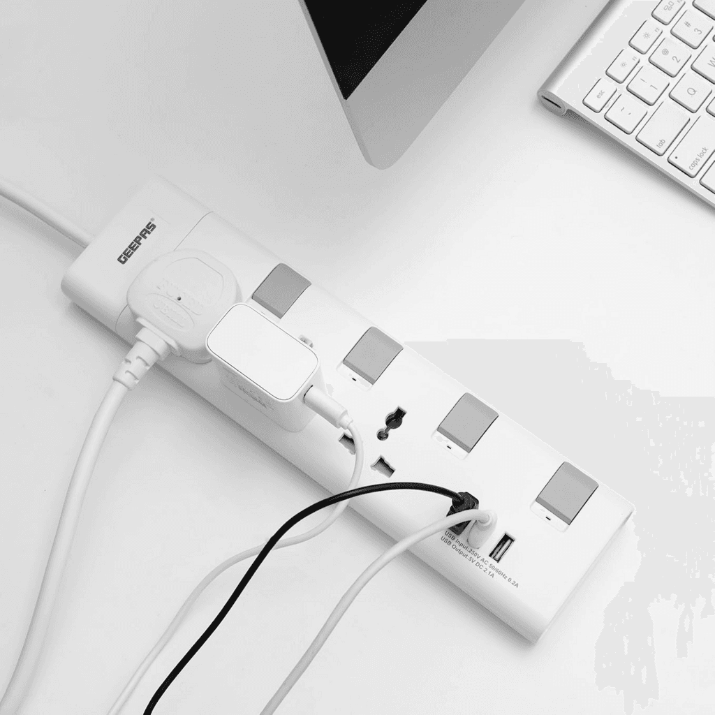 Geepas GES5803 Extension Socket With Usb Port 3 Way 5M 2