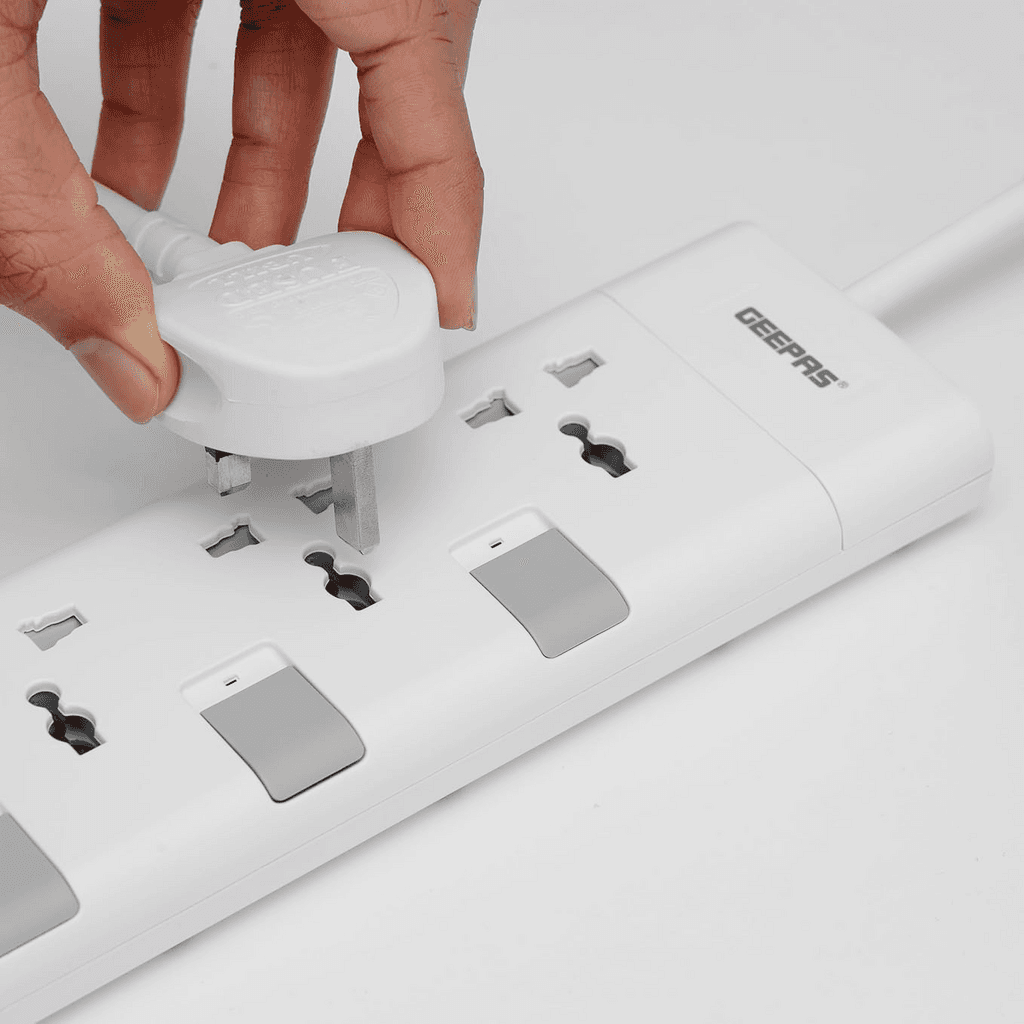 Geepas GES5803 Extension Socket With Usb Port 3 Way 5M 3