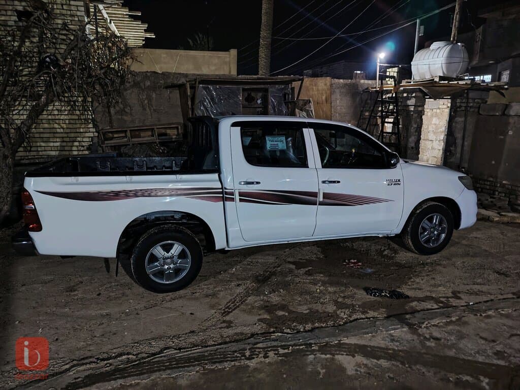 Toyota Hilux SR5 8