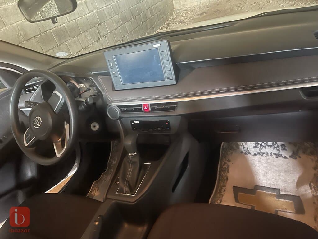 Toyota Yaris Basic 6