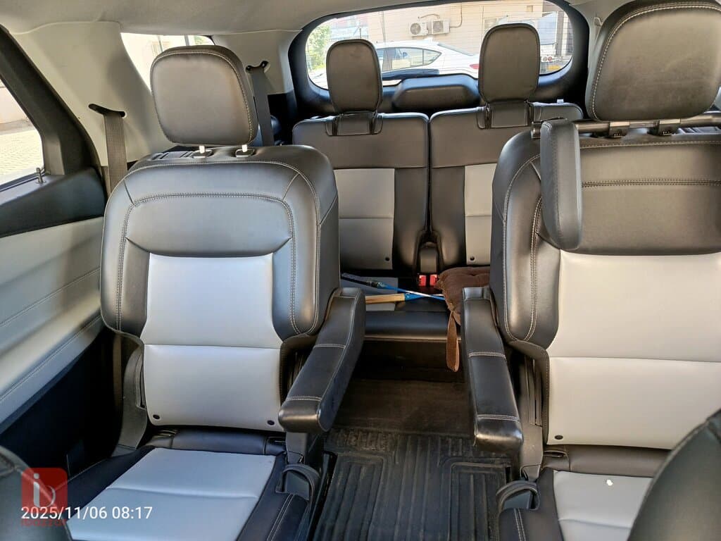 Ford Explorer XLT 8
