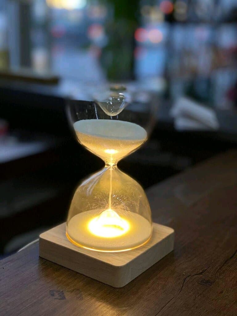 Hourglass table LED light 15 min