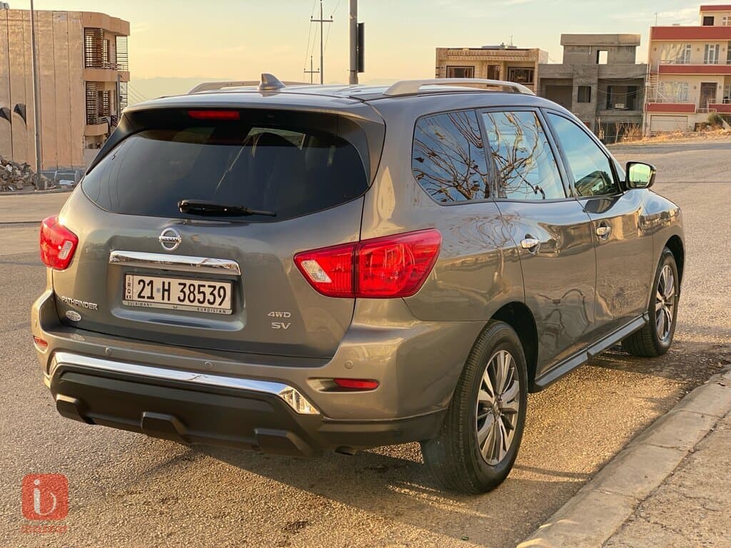 Nissan Pathfinder SV 8