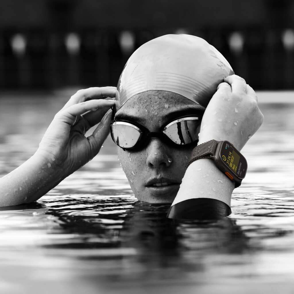 Apple Watch Ultra 2 - Black Titanium Case with Black Titanium Milanese Loop - S 7