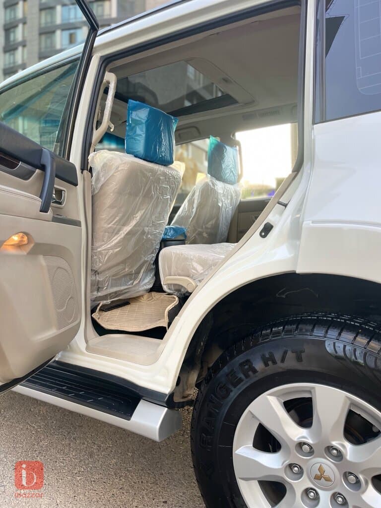 Mitsubishi Pajero GLS 9