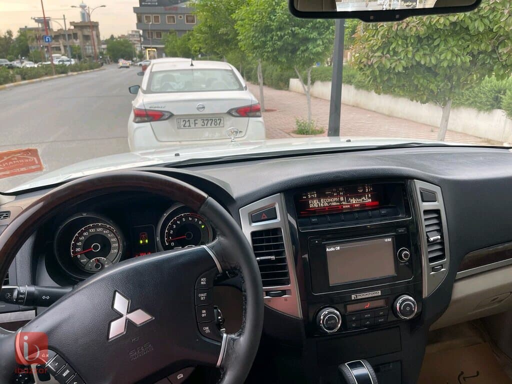 Mitsubishi Pajero GLS 3