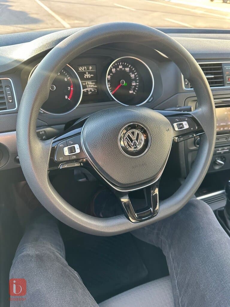 Volkswagen Jetta SE 12