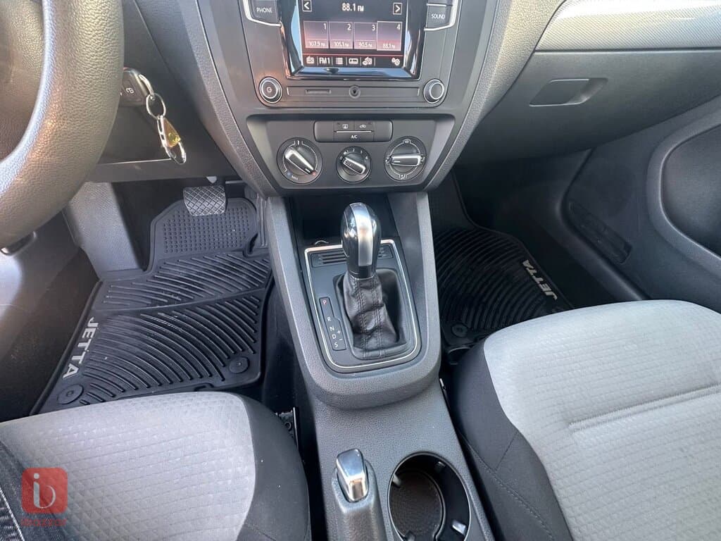 Volkswagen Jetta SE 8