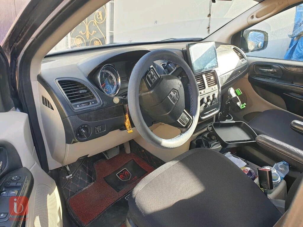 Dodge Caravan SXT — photo 2