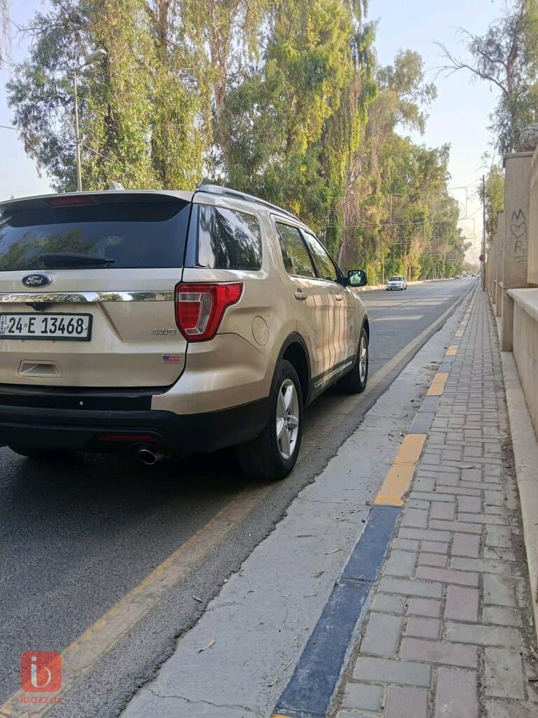 Ford Explorer XLT 4