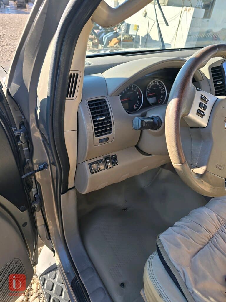 Nissan Pathfinder LE 2