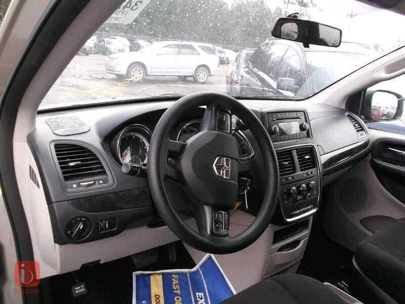 Dodge Caravan SE — photo 17