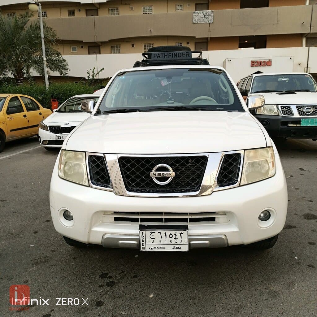 Nissan Pathfinder LE 1