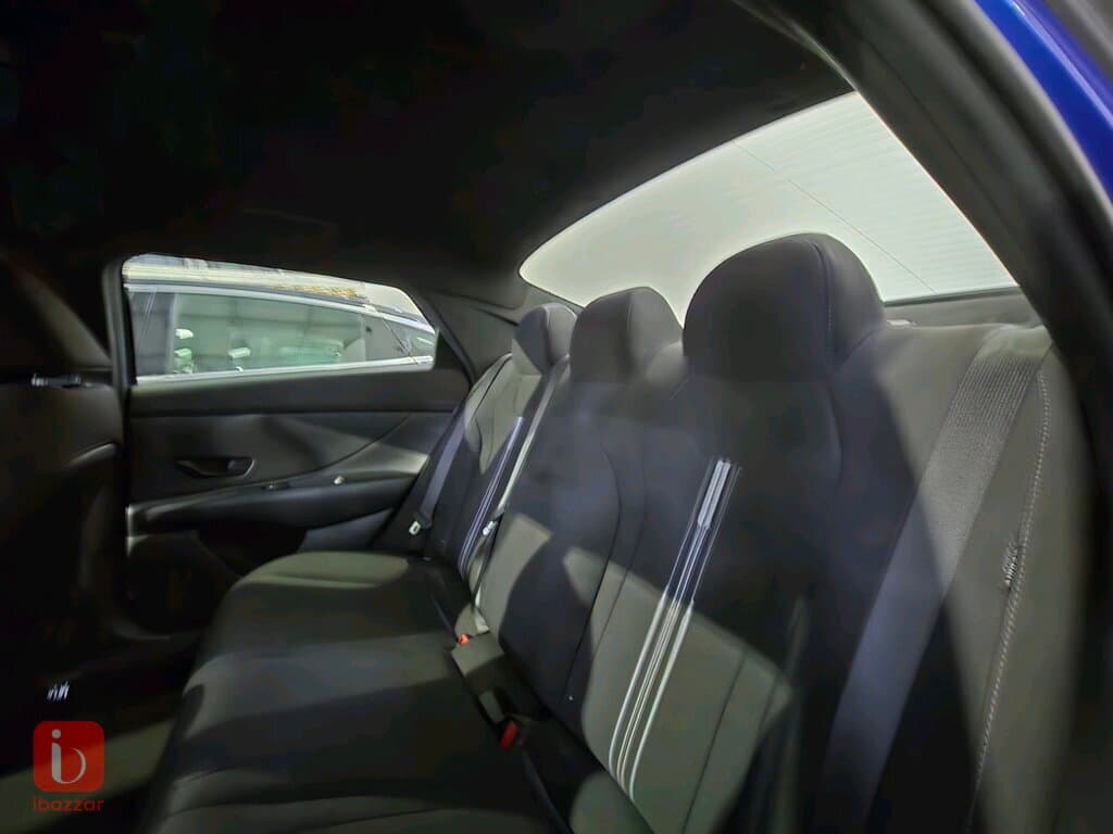 Hyundai Elantra 4