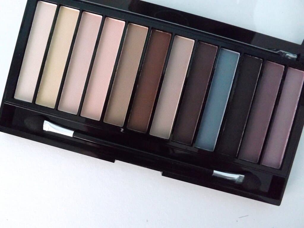 Revolution Makeup Redemption Eyeshadow Palette (12 Shades Essential Mattes) 2