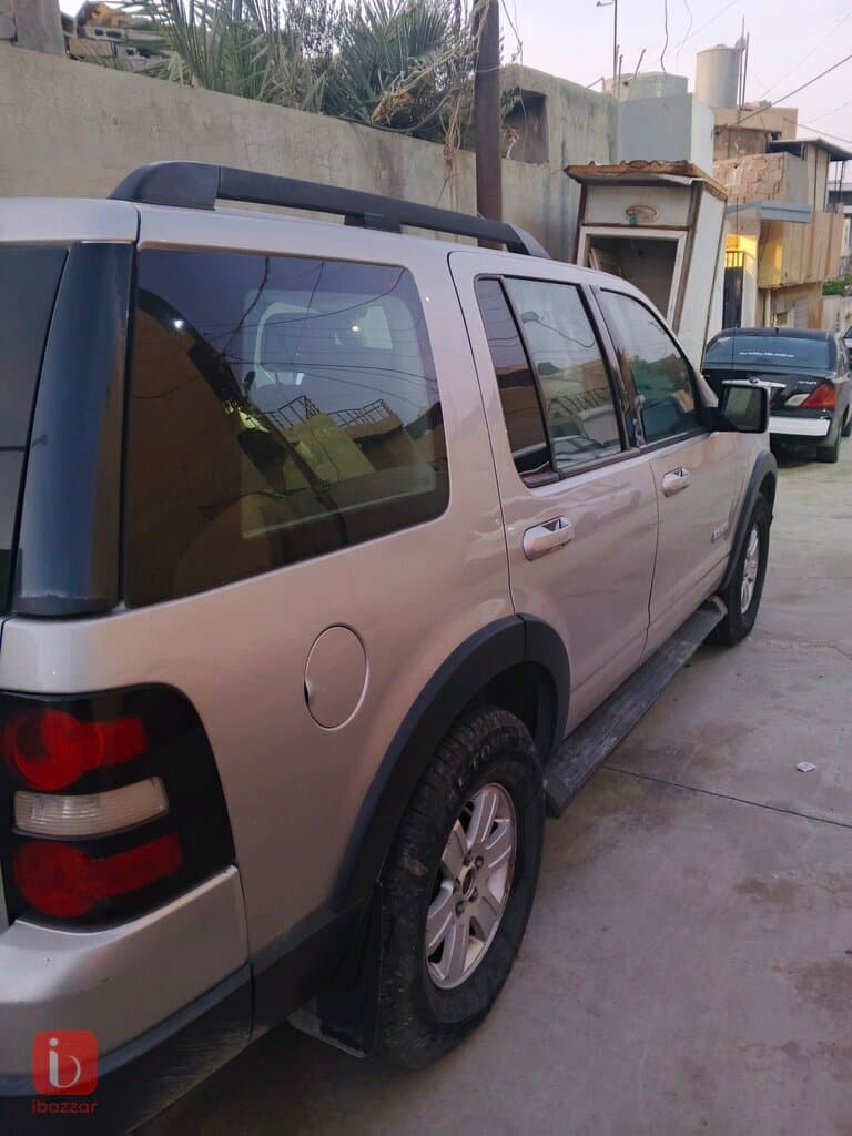 Ford Explorer XLT 2