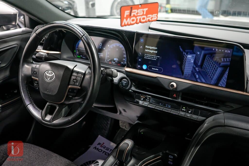 Toyota Crown XLE 7