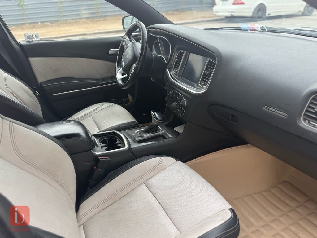 Dodge Charger SXT 4