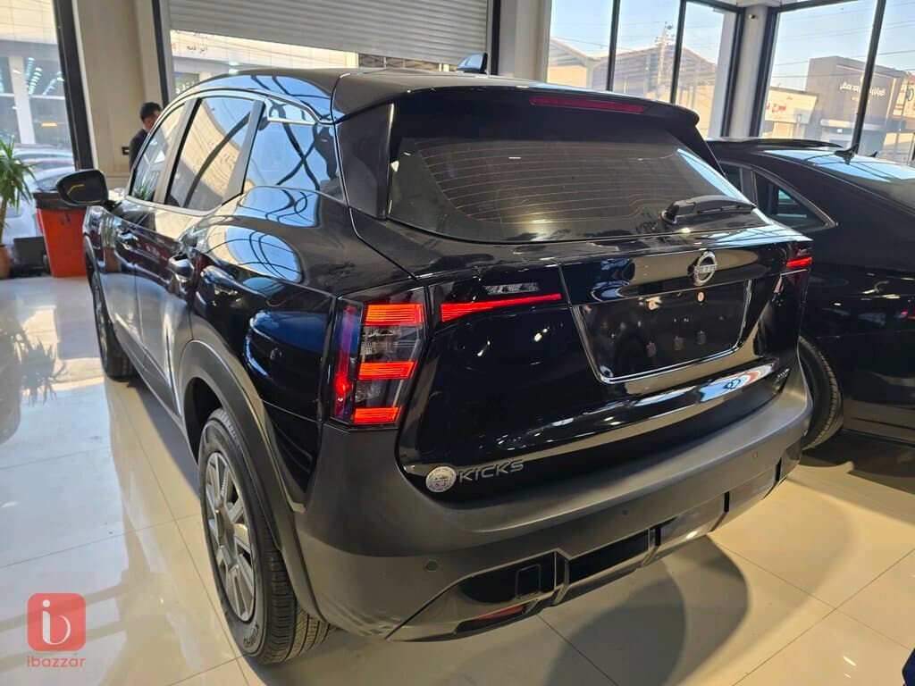 Nissan Kicks S 4