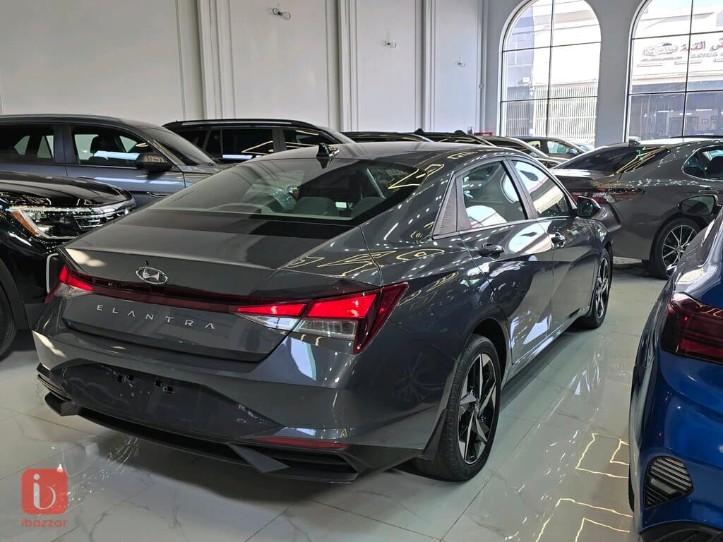 Hyundai Elantra 4