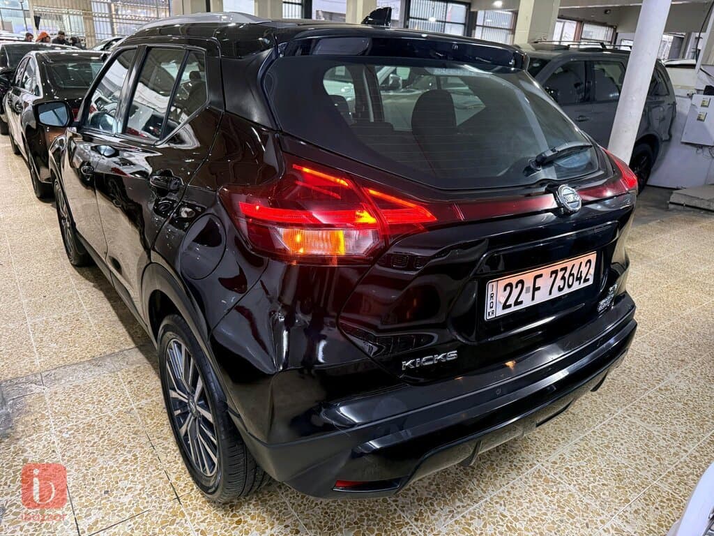 Nissan Kicks SV 8