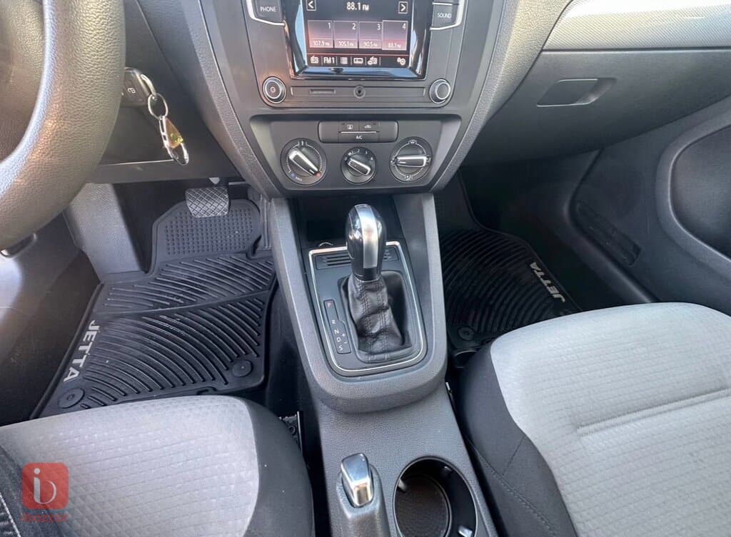 Volkswagen Jetta SE 3