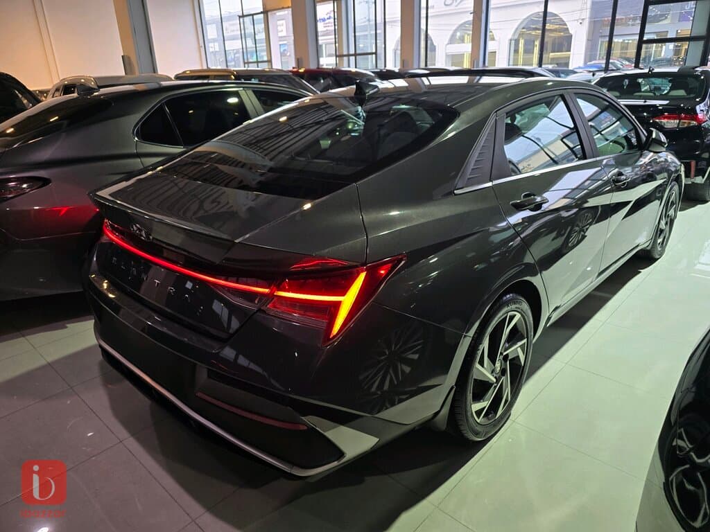 Hyundai Elantra 4