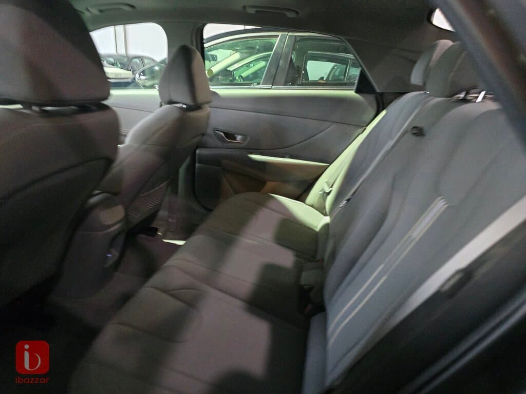 Hyundai Elantra 5