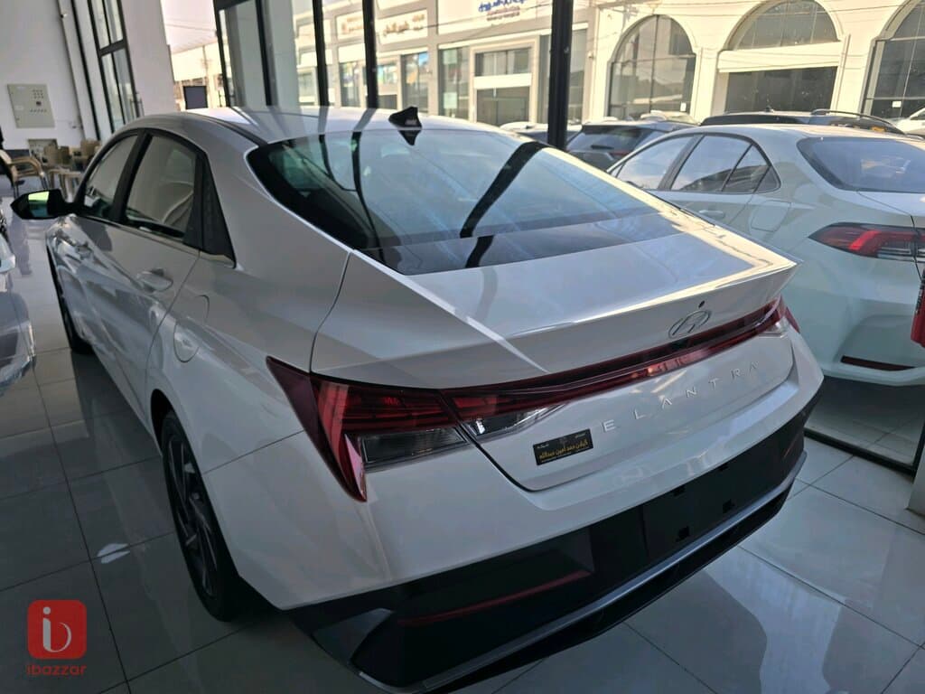 Hyundai Elantra 4