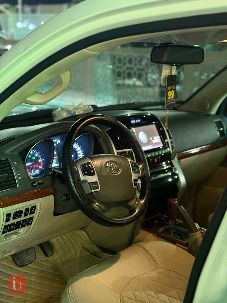 Toyota Land Cruiser VXR 8