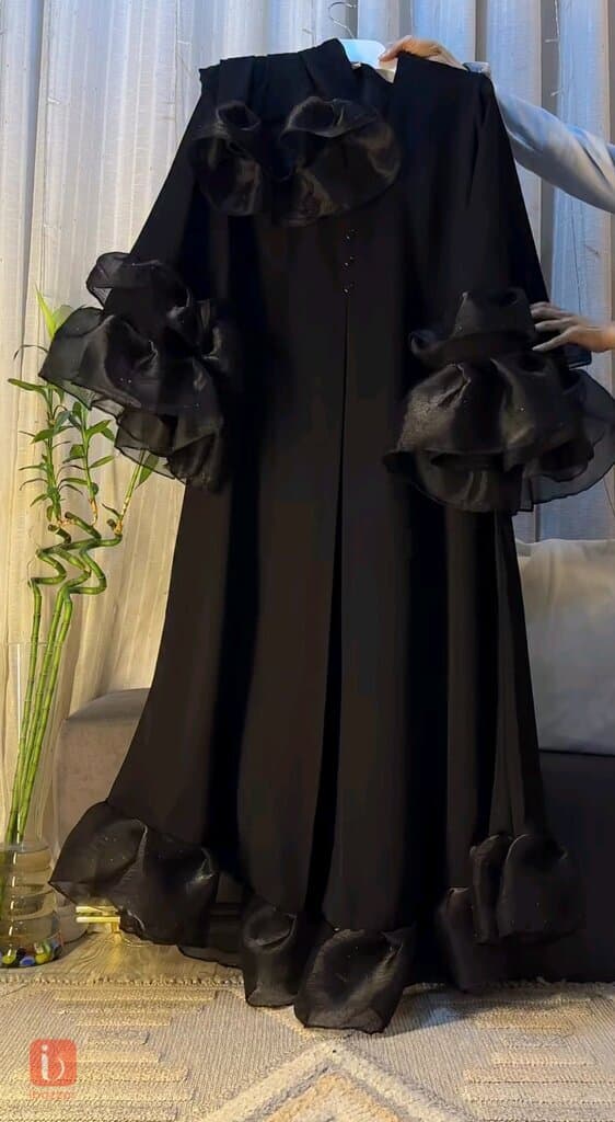 عبايه نسائيه فاخره باللون الاسود