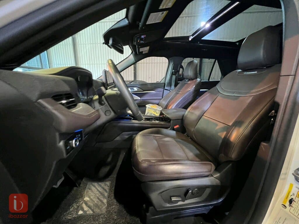 Ford Explorer Platinum 13
