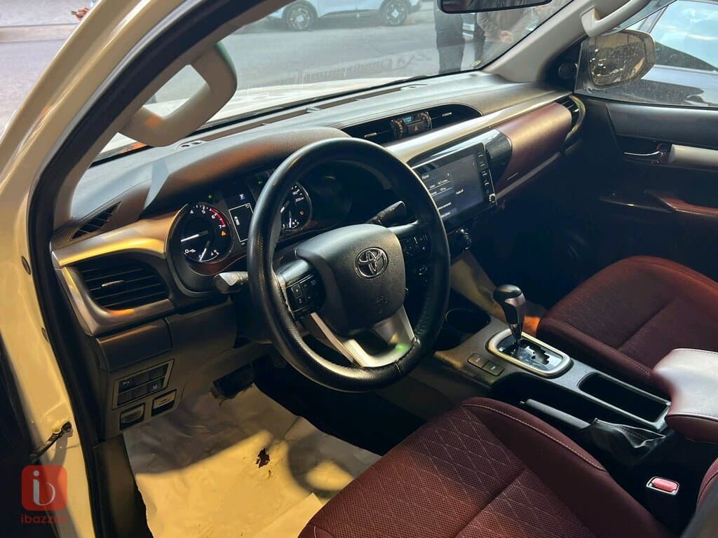 Toyota Hilux 9