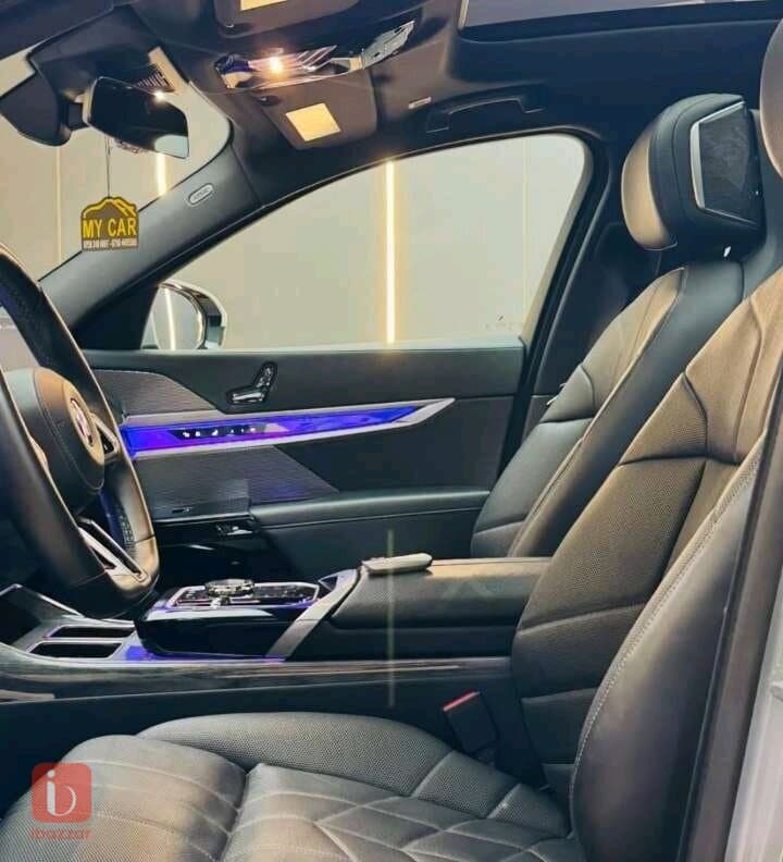 BMW 7-Series 740i 9