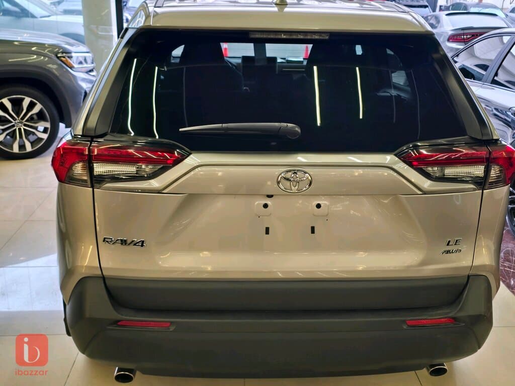 Toyota Rav 4 LE 8