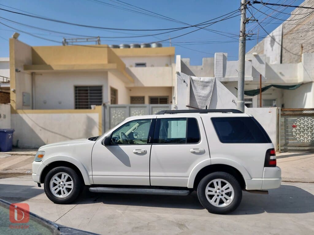 Ford Explorer XLT 4