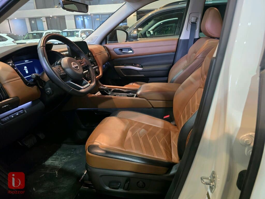 Nissan Pathfinder Platinum 6