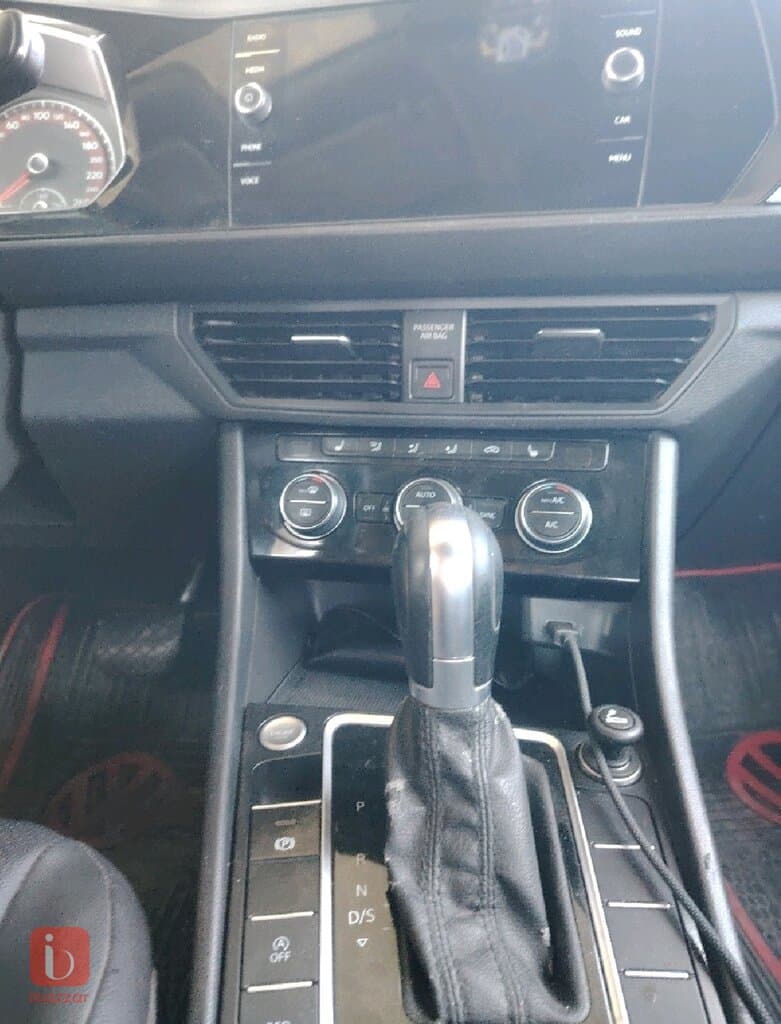 Volkswagen Jetta SE 3