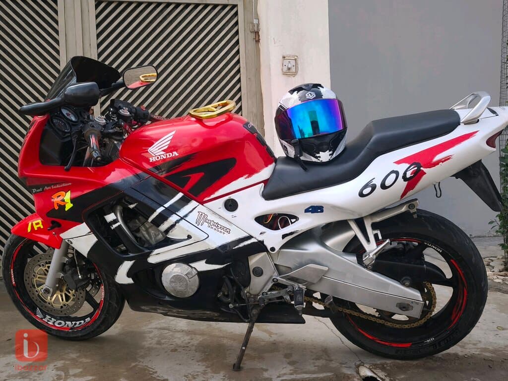 سلاو هاوريان CBR مه كينه 600 بيكيشه يه تؤزي سلنده ري ته قي و چاكم كردوه هيچ كيشه يكي نيه وه ك وينه كه يه نرخ دومليؤنو نيو بي ماعمه له قفليتي