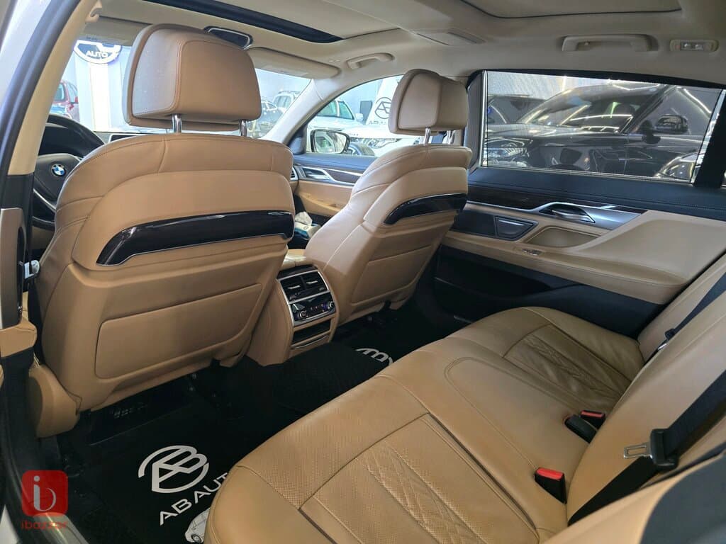 BMW 7-Series 740i 8