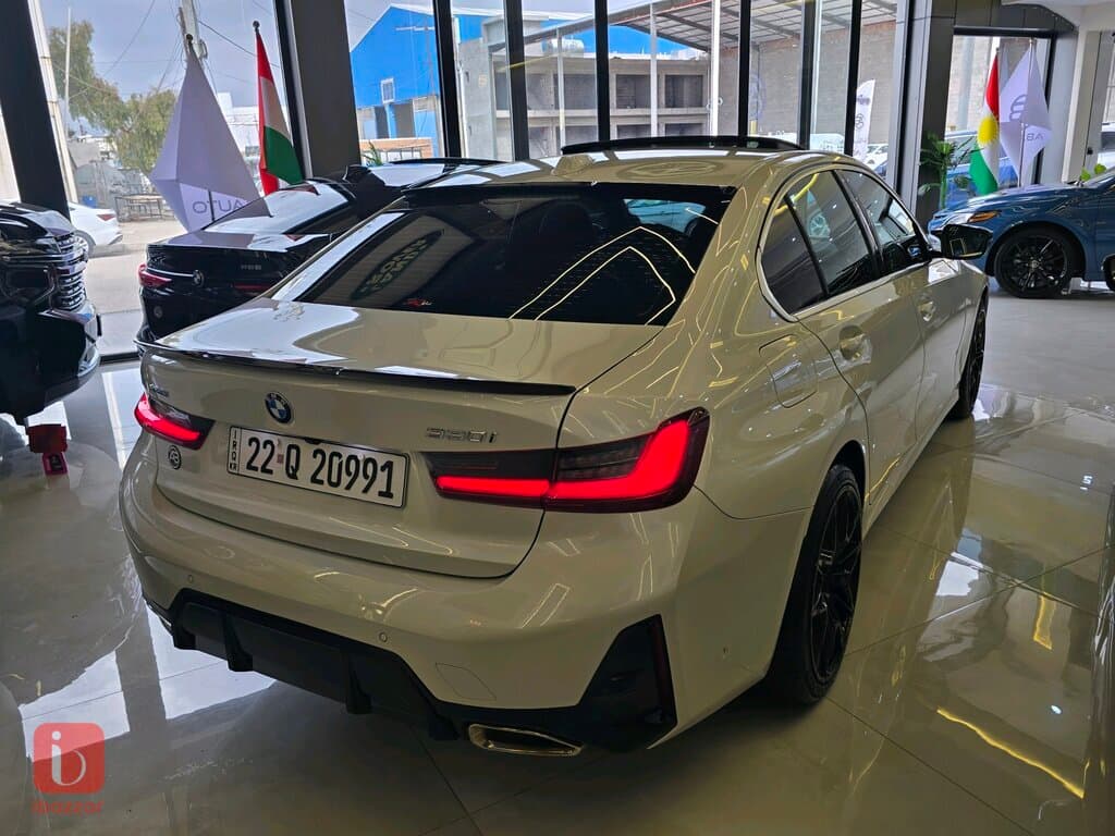 BMW 3-Series 330i 7