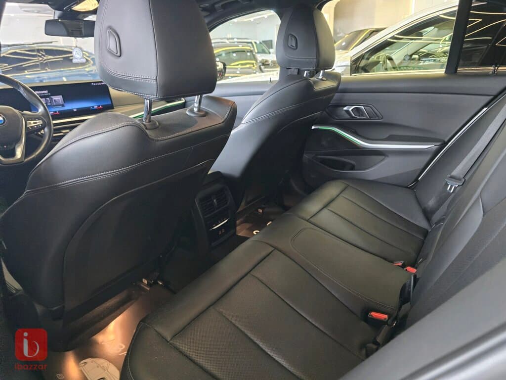BMW 3-Series 330i 8