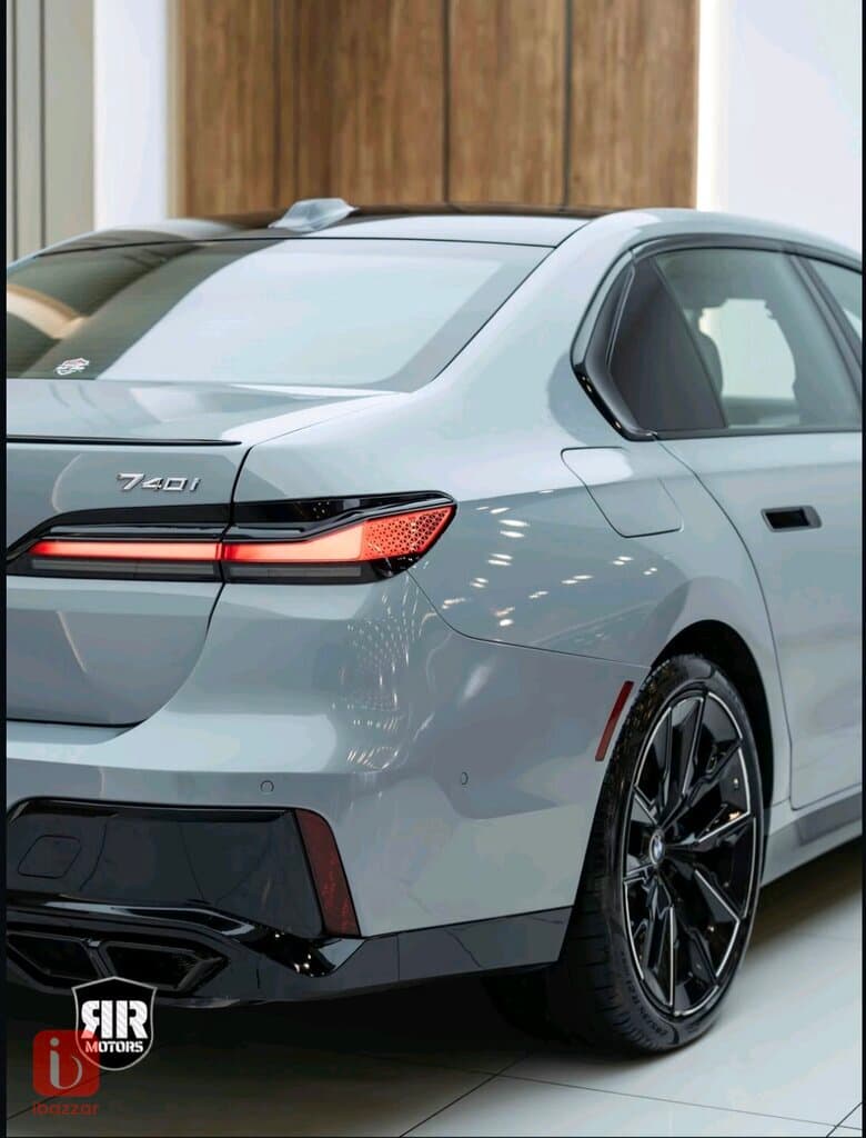 BMW 7-Series 740i 4