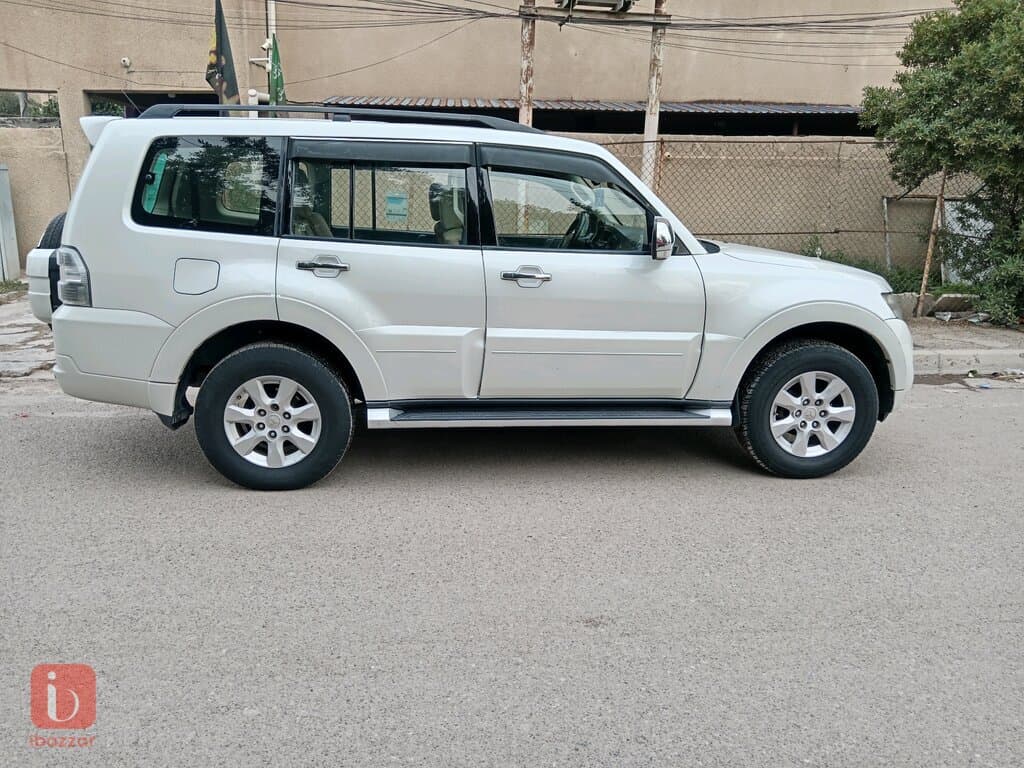 Mitsubishi Pajero GLS 5