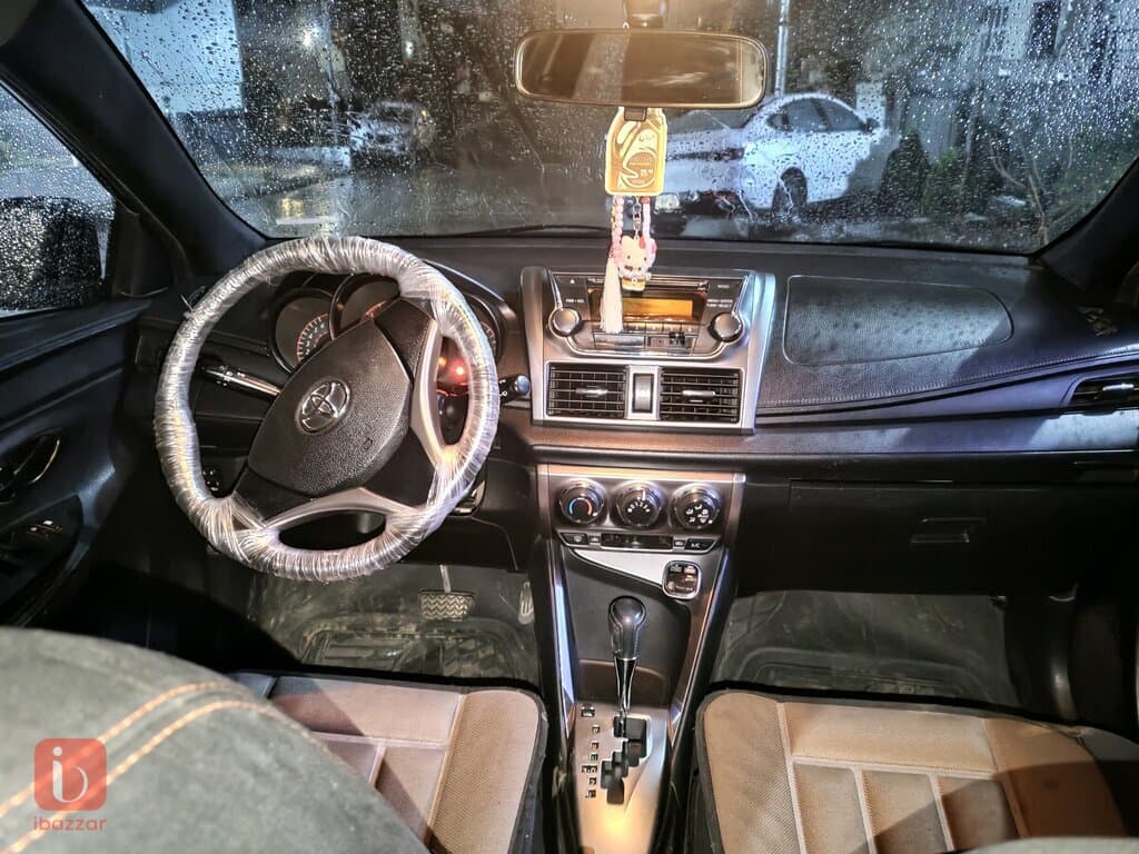Toyota Yaris SE 2