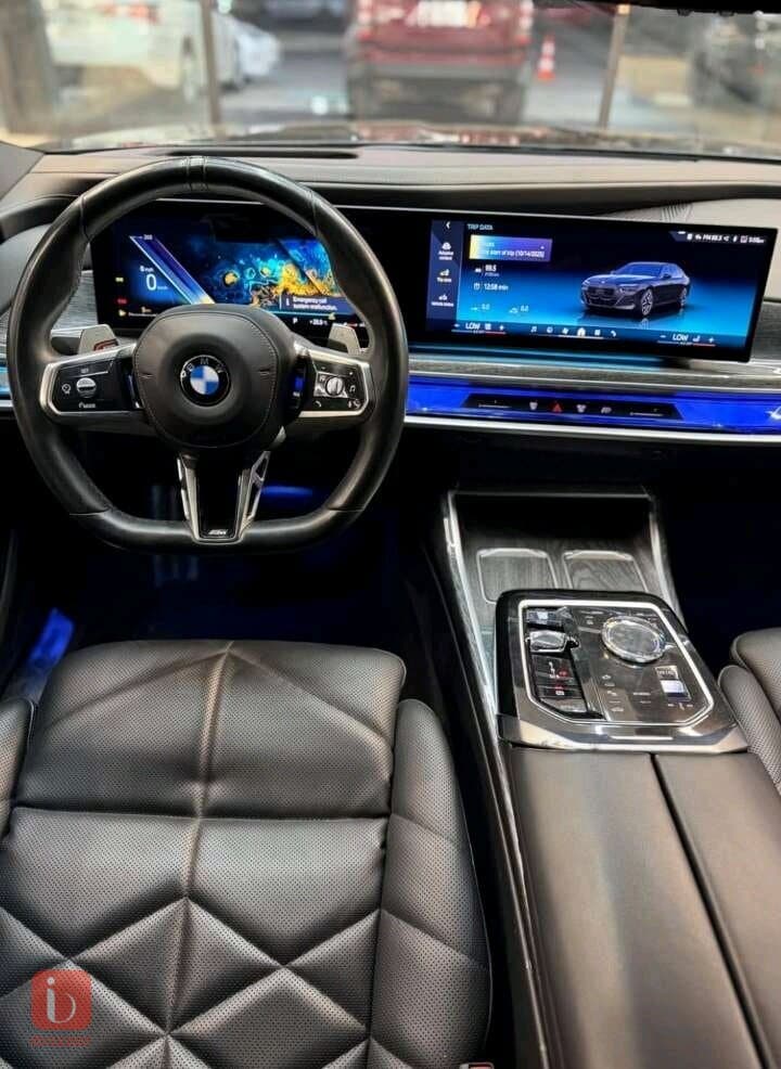BMW 7-Series 740i 11