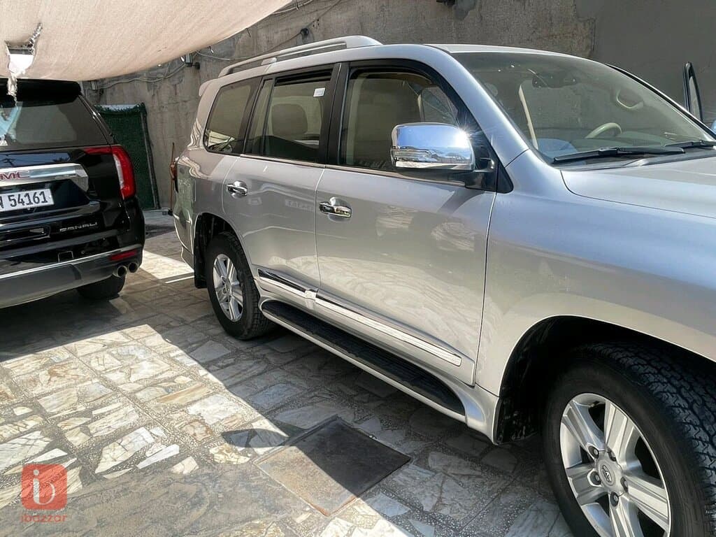 Toyota Land Cruiser GXR 2