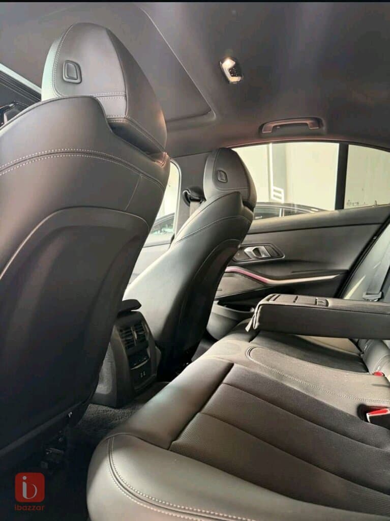 BMW 3-Series 330i 7